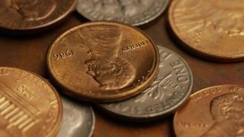 Imágenes de archivo giratorias tomadas de monedas monetarias estadounidenses - dinero 0323 video