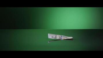 Amerikaanse biljetten van $ 100 die op een reflecterend oppervlak vallen - geld 0038 video