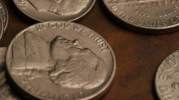 Imágenes de archivo giratorias tomadas de monedas monetarias estadounidenses - dinero 0303 video