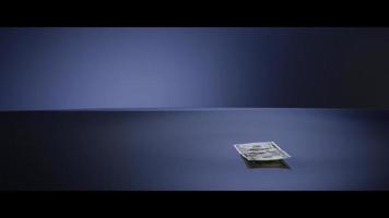 American $ 100 factures tombant sur une surface réfléchissante - argent 0019 video