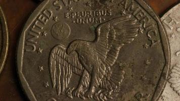 Imágenes de archivo giratorias tomadas de monedas monetarias americanas - dinero 0343 video