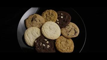 tiro cinematográfico giratório de cookies em um prato - cookies 106 video