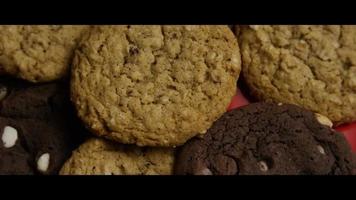 filmische, roterende opname van koekjes op een bord - koekjes 084 video