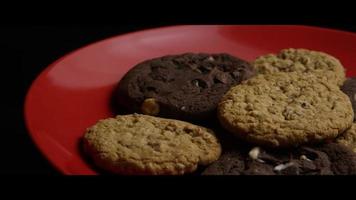 Plano cinematográfico giratorio de galletas en un plato - Cookies 097 video