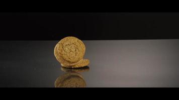 cookies tombant d'en haut sur une surface réfléchissante - cookies 226 video