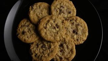 ripresa cinematografica e rotante di biscotti su un piatto - biscotti 156 video