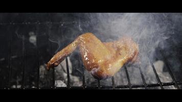 Asar alitas de pollo a la barbacoa en una parrilla ahumada de madera - BBQ 049 video