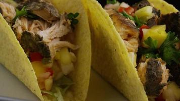 dose rotativa de deliciosos tacos de peixe - comida 008 video