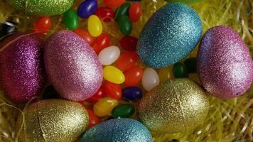 Tourné de décorations de Pâques et de bonbons dans l'herbe de Pâques colorée - Pâques 016 video