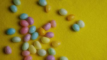 Foto giratoria de coloridos caramelos de Pascua - Pascua 077 video