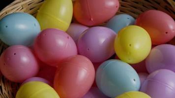 Tourné de décorations de Pâques et de bonbons dans l'herbe de Pâques colorée - Pâques 025 video