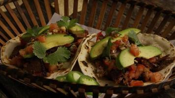 Tir rotatif de délicieux tacos sur une surface en bois - barbecue 140 video