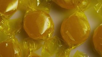rotierender Schuss von Butterscotch-Bonbons - Candy-Butterscotch 004 video