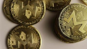 rotierende Aufnahme von Bitcoins (digitale Kryptowährung) - Bitcoin Monero 131 video