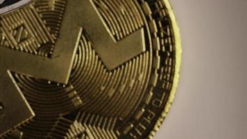 rotierende Aufnahme von Bitcoins (digitale Kryptowährung) - Bitcoin gemischt 059 video