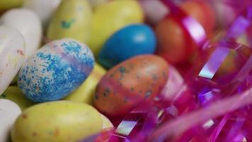 Foto giratoria de coloridos dulces de Pascua sobre un lecho de pasto de Pascua - Pascua 133 video