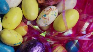 Tourné en rotation de bonbons de Pâques colorés sur un lit d'herbe de Pâques - Pâques 170 video