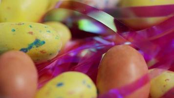 Tourné en rotation de bonbons de Pâques colorés sur un lit d'herbe de Pâques - Pâques 136 video