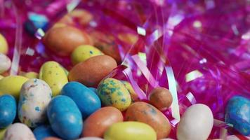 roterende opname van kleurrijke Pasen snoepjes op een bedje van Pasen gras - Pasen 139 video