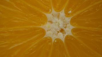 fatia de fruta laranja em câmera lenta video