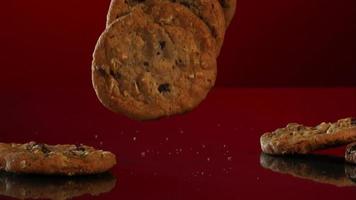 biscotti che cadono e rimbalzano in ultra slow motion (1.500 fps) su una superficie riflettente - cookies phantom 073 video