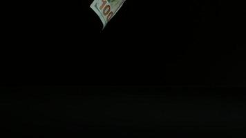 American $ 100 billetes cayendo sobre una superficie reflectante - Money Phantom 061 video
