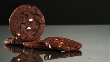 biscotti che cadono e rimbalzano in ultra slow motion (1.500 fps) su una superficie riflettente - cookies phantom 088 video