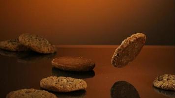 biscotti che cadono e rimbalzano in ultra slow motion (1.500 fps) su una superficie riflettente - cookies phantom 035 video