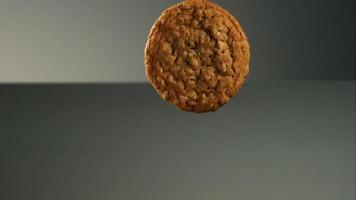 biscotti che cadono e rimbalzano in ultra slow motion (1.500 fps) su una superficie riflettente - cookies phantom 094 video