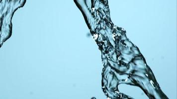 acqua che versa e spruzza in ultra slow motion (1.500 fps) su una superficie riflettente - l'acqua versa 034 video