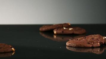 cookies faller och studsar i ultra slow motion (1500 fps) på en reflekterande yta - cookies phantom 090 video
