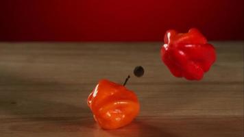 peperoni che cadono e rimbalzano in ultra slow motion (1.500 fps) su una superficie riflettente - bouncing peppers phantom 009 video