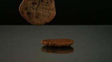 biscotti che cadono e rimbalzano in ultra slow motion (1.500 fps) su una superficie riflettente - cookies fantasma 133 video