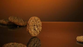 biscotti che cadono e rimbalzano in ultra slow motion (1.500 fps) su una superficie riflettente - cookies phantom 031 video