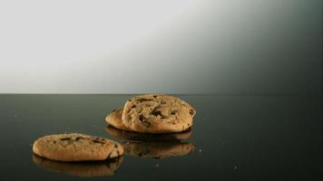 biscotti che cadono e rimbalzano in ultra slow motion (1.500 fps) su una superficie riflettente - cookies phantom 009 video