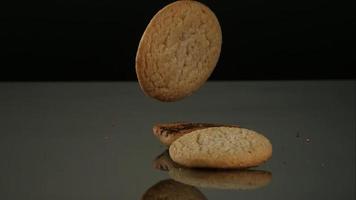 biscoitos caindo e quicando em ultra slow motion (1.500 fps) em uma superfície reflexiva - cookies fantasma 131 video