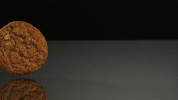 biscoitos caindo e quicando em ultra slow motion (1.500 fps) em uma superfície reflexiva - cookies fantasma 102 video