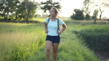 ultrarapid, glad kvinna vandrare vandring på promenader i skogen video