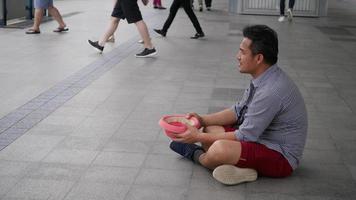 Tourists were stolen money, he begging on street for charity video