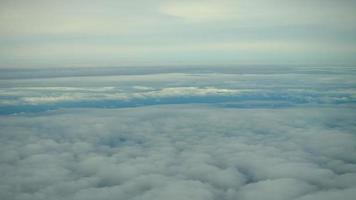 Flygfoto över moln från ett flygplansfönster