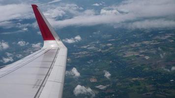 vleugel van een vliegtuig vliegt boven de wolken vanuit venster vliegtuig uitzicht
