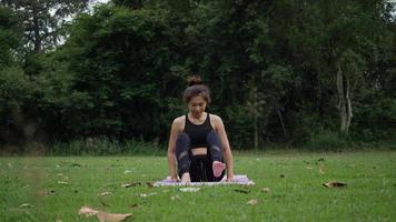 belle femme fait du yoga dans le parc