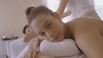 mooie jonge vrouw die de massage van Thailand krijgt