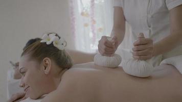 belle jeune femme se faire masser en thaïlande video