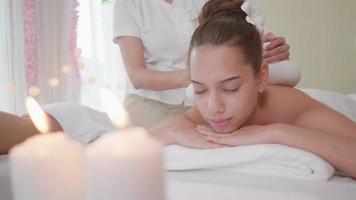 vacker ung kvinna får thailand massage video