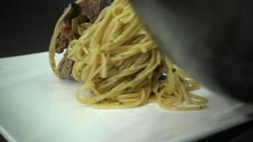 ralenti - chef cuisinier préparant des spaghettis dans une cuisine. video