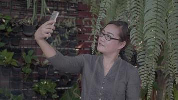 mujer tomando selfie con smartphone. video