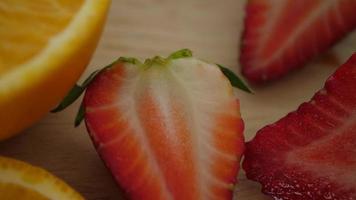 geschnittene frische Erdbeere video