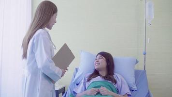 médico asiático y su paciente discutiendo video