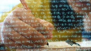 Mujer asiática escribiendo homecom en una fórmula física de pantalla azul video